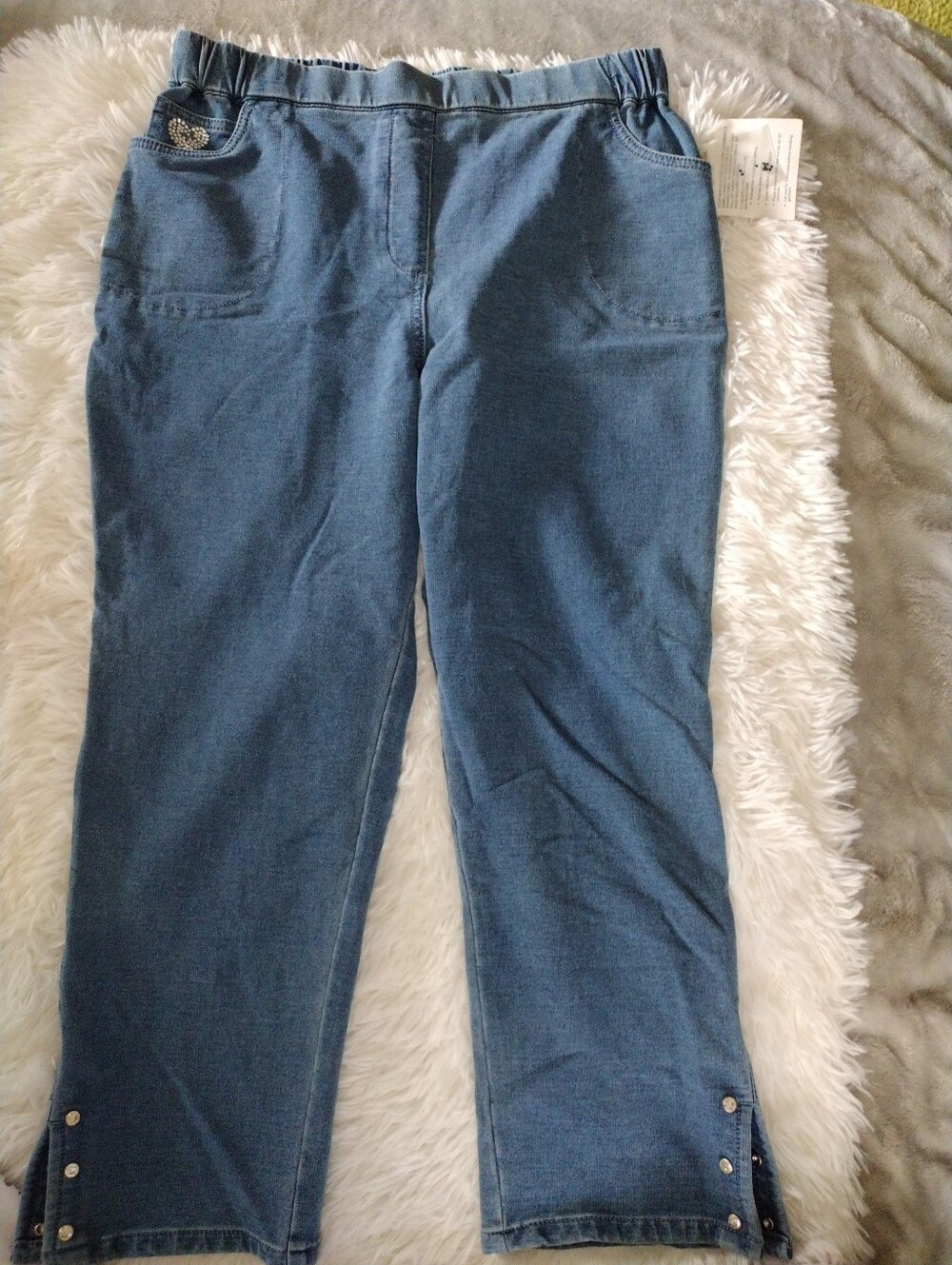 Women’s Blue Pull-On Denim  Capri Jeans